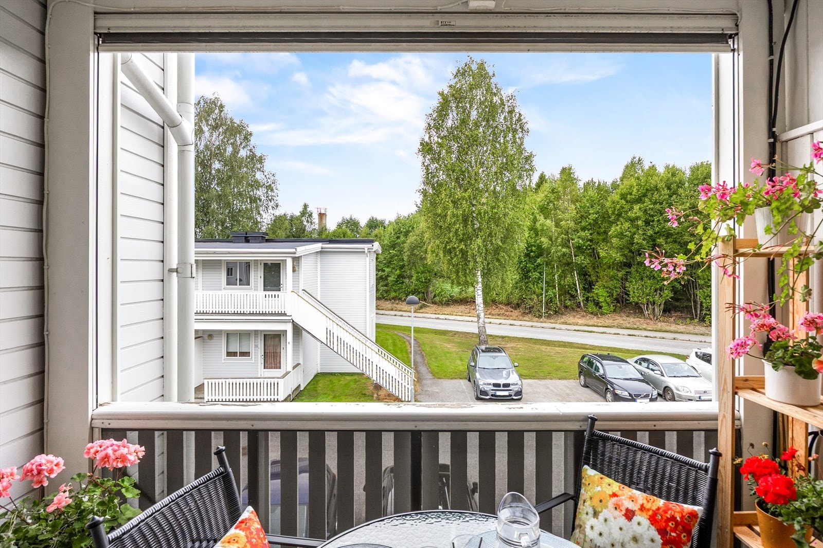 Verandaen fungerer som en fin forlengelse av stuen på varme dager. Galleribilde