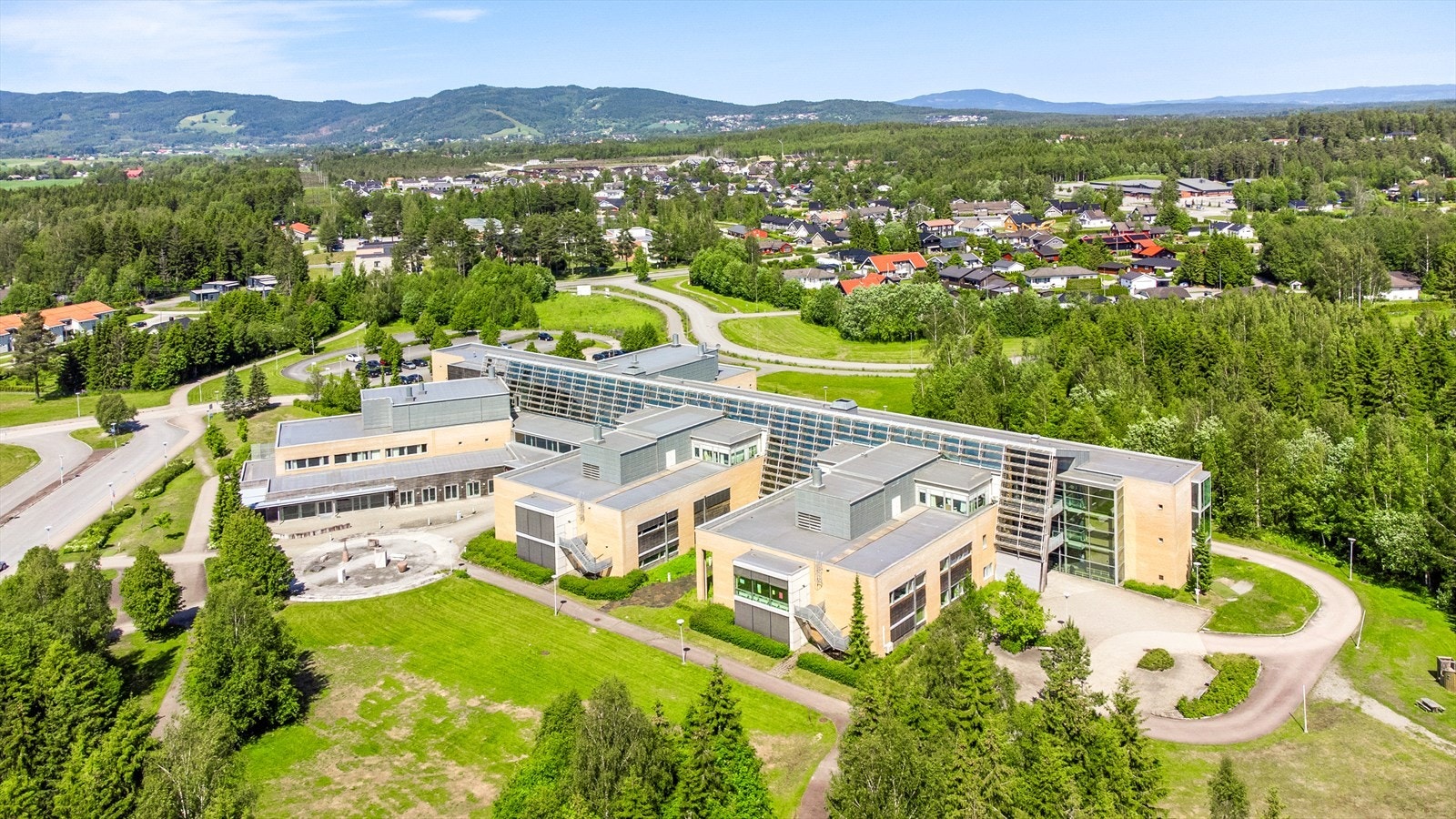 Trygg og kort skolevei med gangavstand til Nannestad ungdomsskole og videregående. Galleribilde