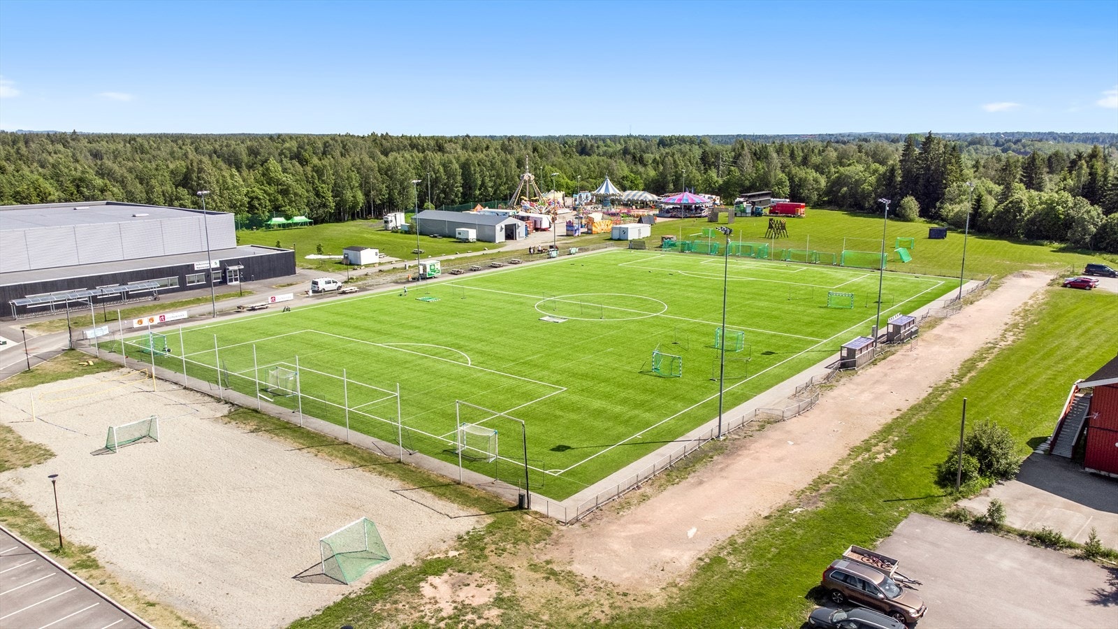 Nannestad idrettspark med kunstgressbane og discgolf ligger i umiddelbar nærhet. Galleribilde