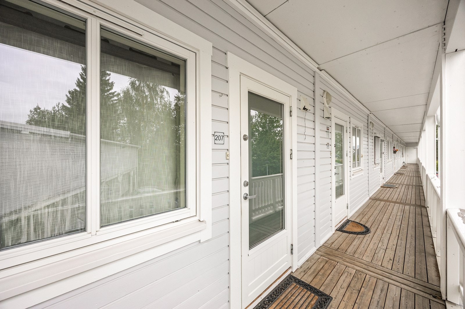 Leiligheten har enkel adkomst via en overbygget og skjermet svalgang. Galleribilde