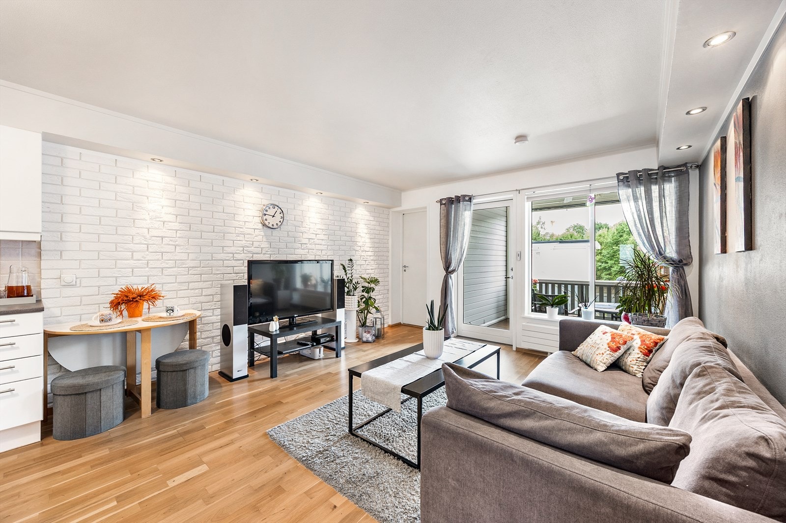 En stilig teglsteinsvegg gir rommet særpreg og karakter. Galleribilde