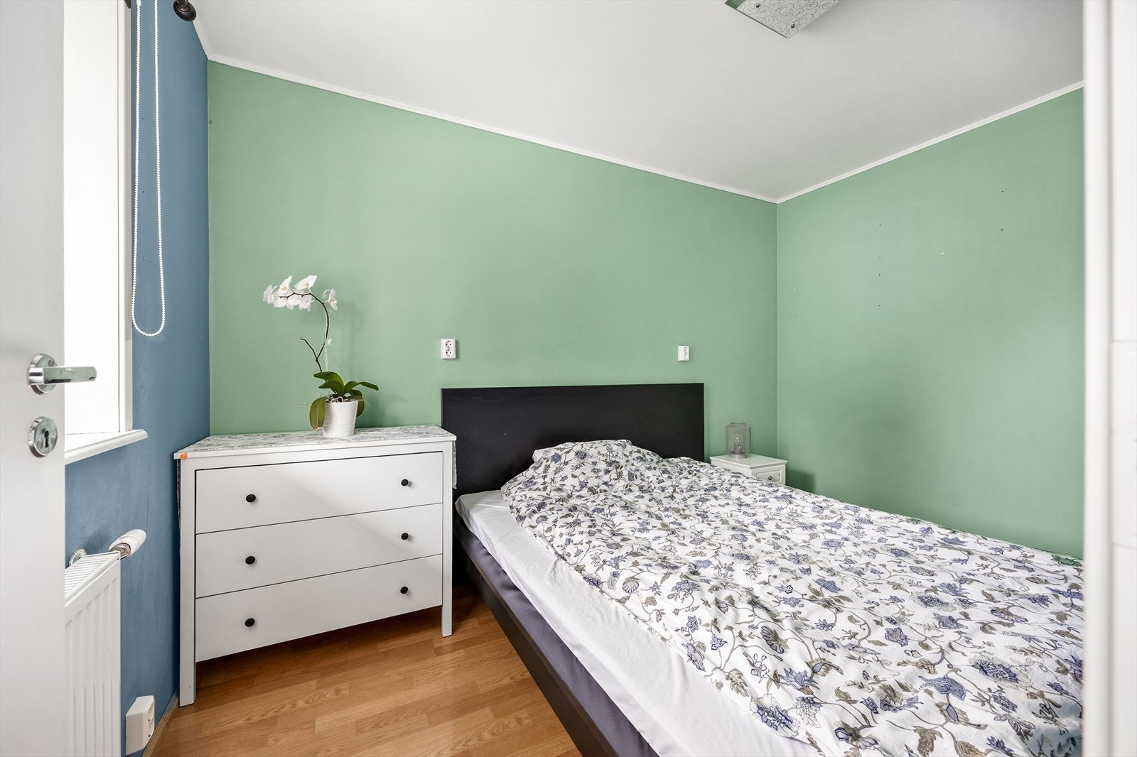 Et rolig og behagelig soverom. Galleribilde