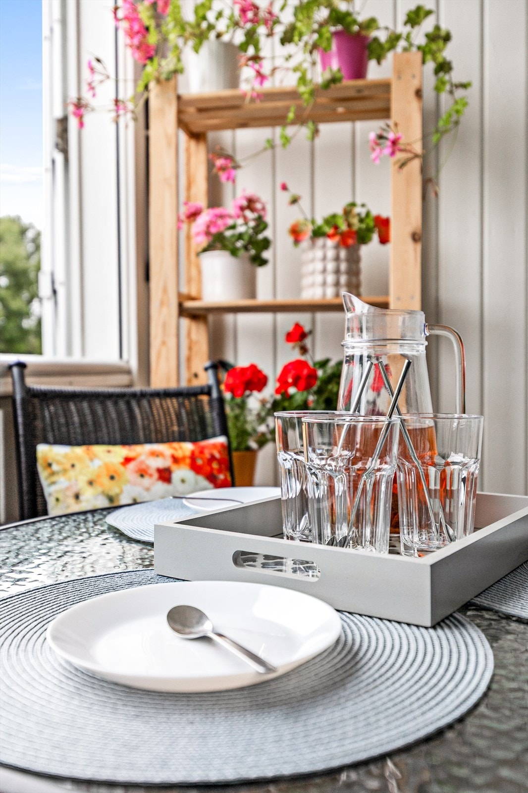 Verandaen har god plass til utemøbler. Galleribilde