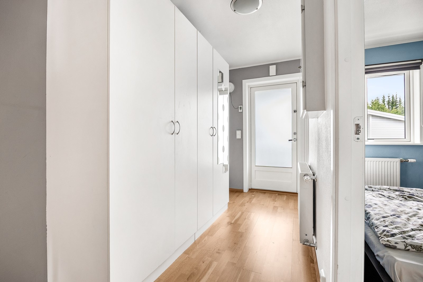 Rikelig med garderobeplass i gangen gir gode lagringsmuligheter. Galleribilde