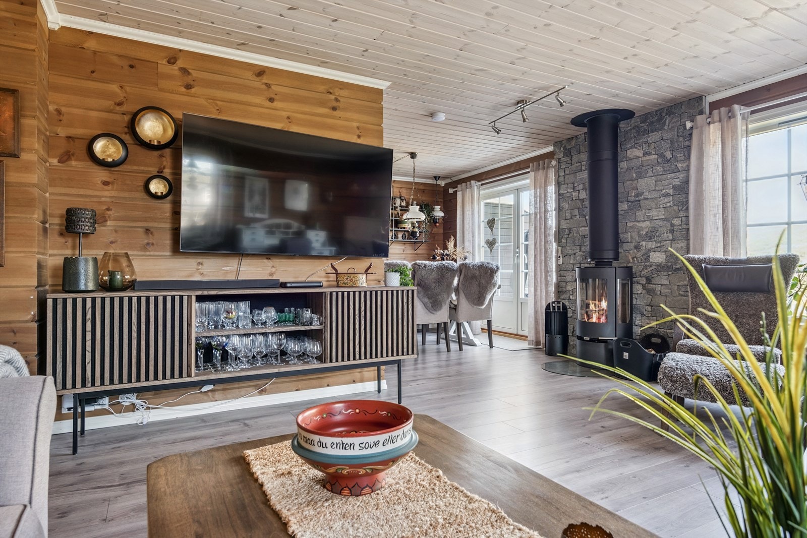 Flott stue med åpen løsning til kjøkken. Galleribilde