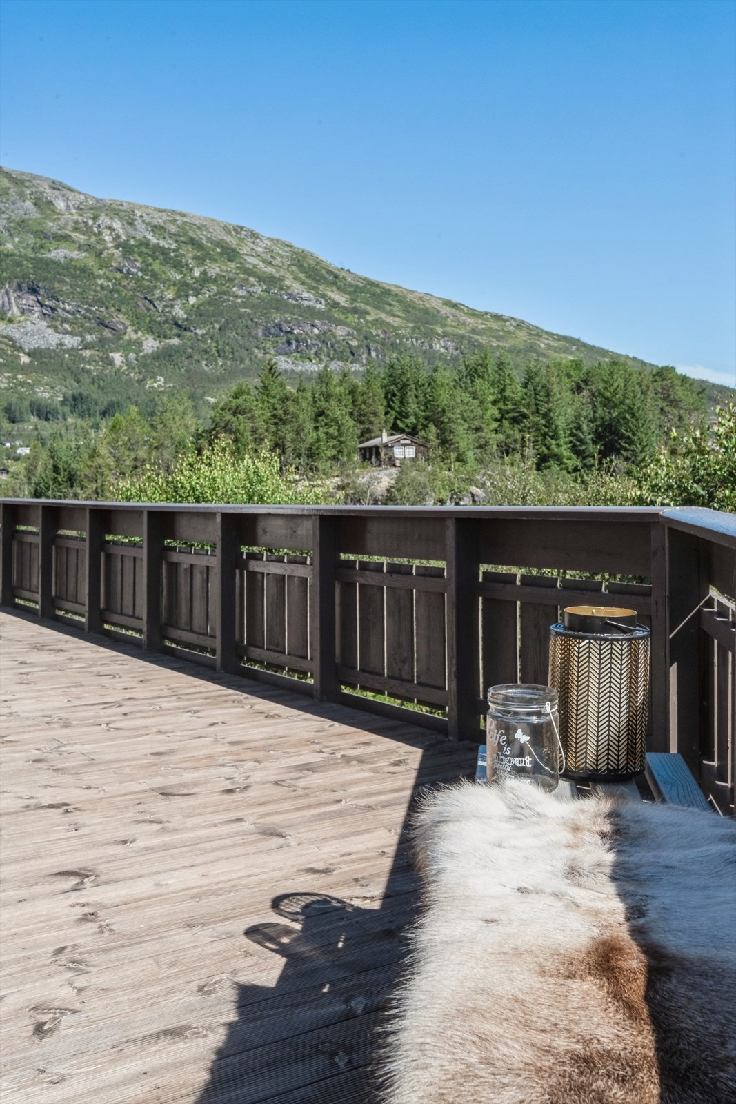 Terrasse rundt boligen. Galleribilde