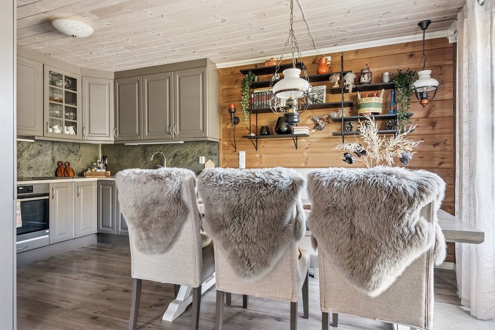 Flott kjøkken med god plass til spisebord. Galleribilde