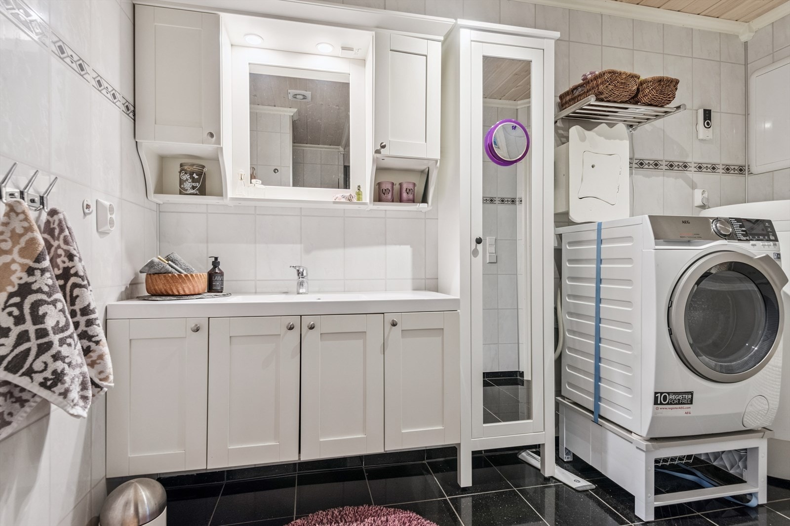 Flott baderom med plass til vaskemaskin. Galleribilde