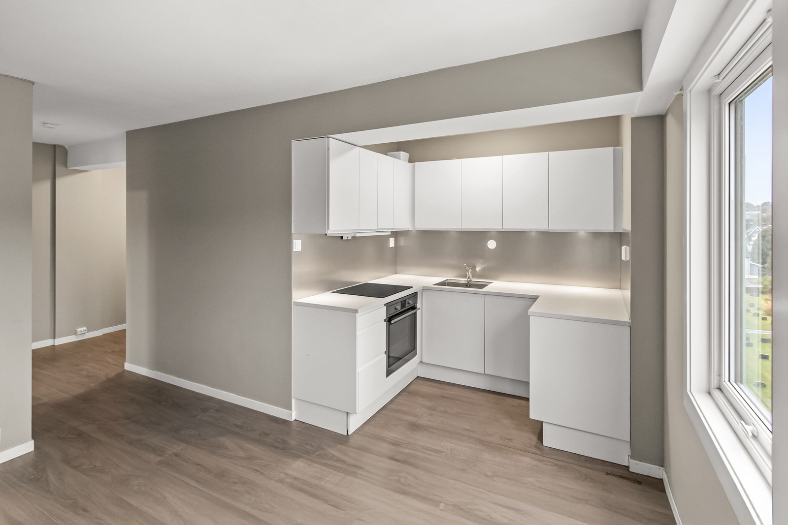 Kjøkkenet er av lys utførelse med slette fronter Galleribilde