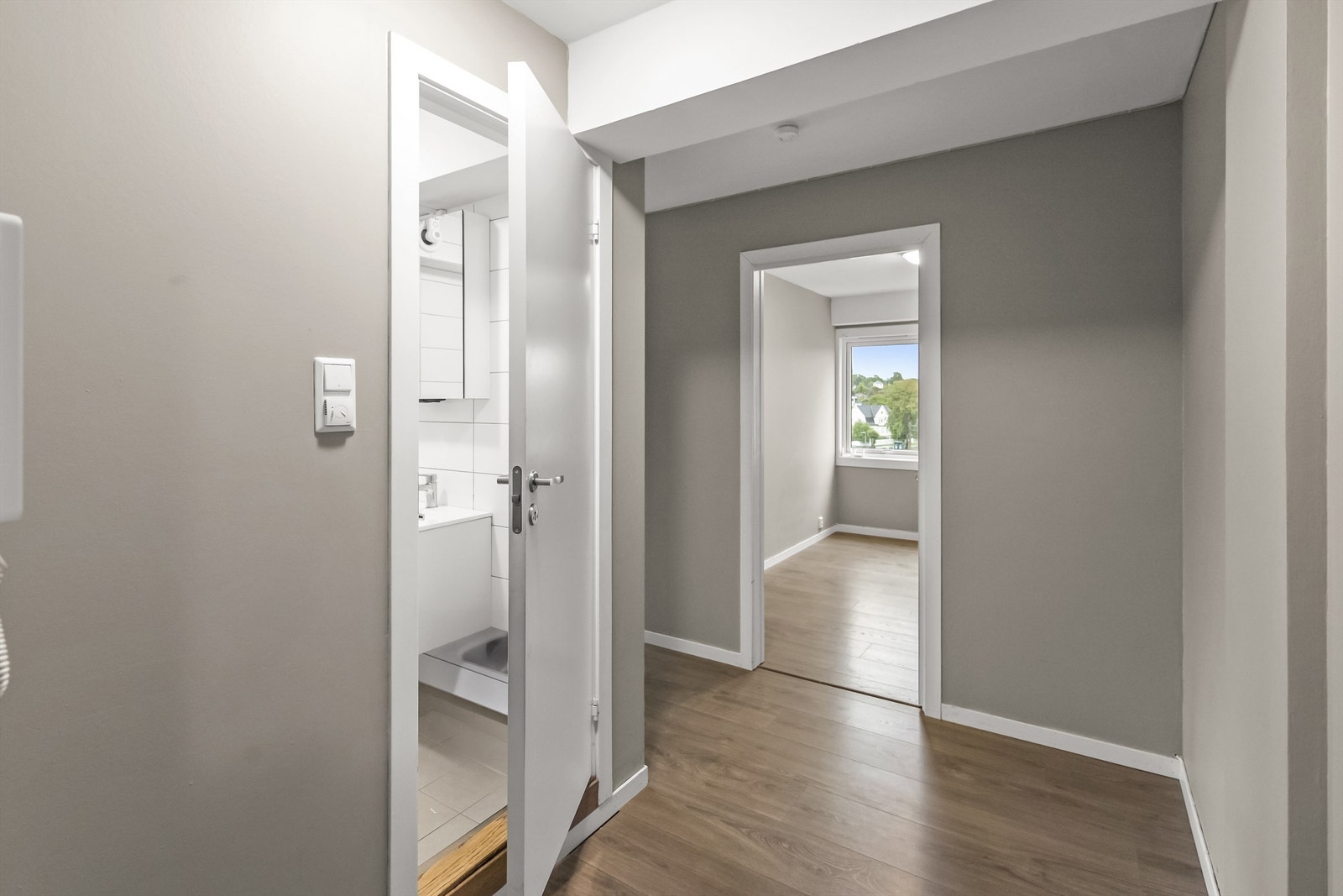 Fra hallen er det adkomst til bad og soverom Galleribilde