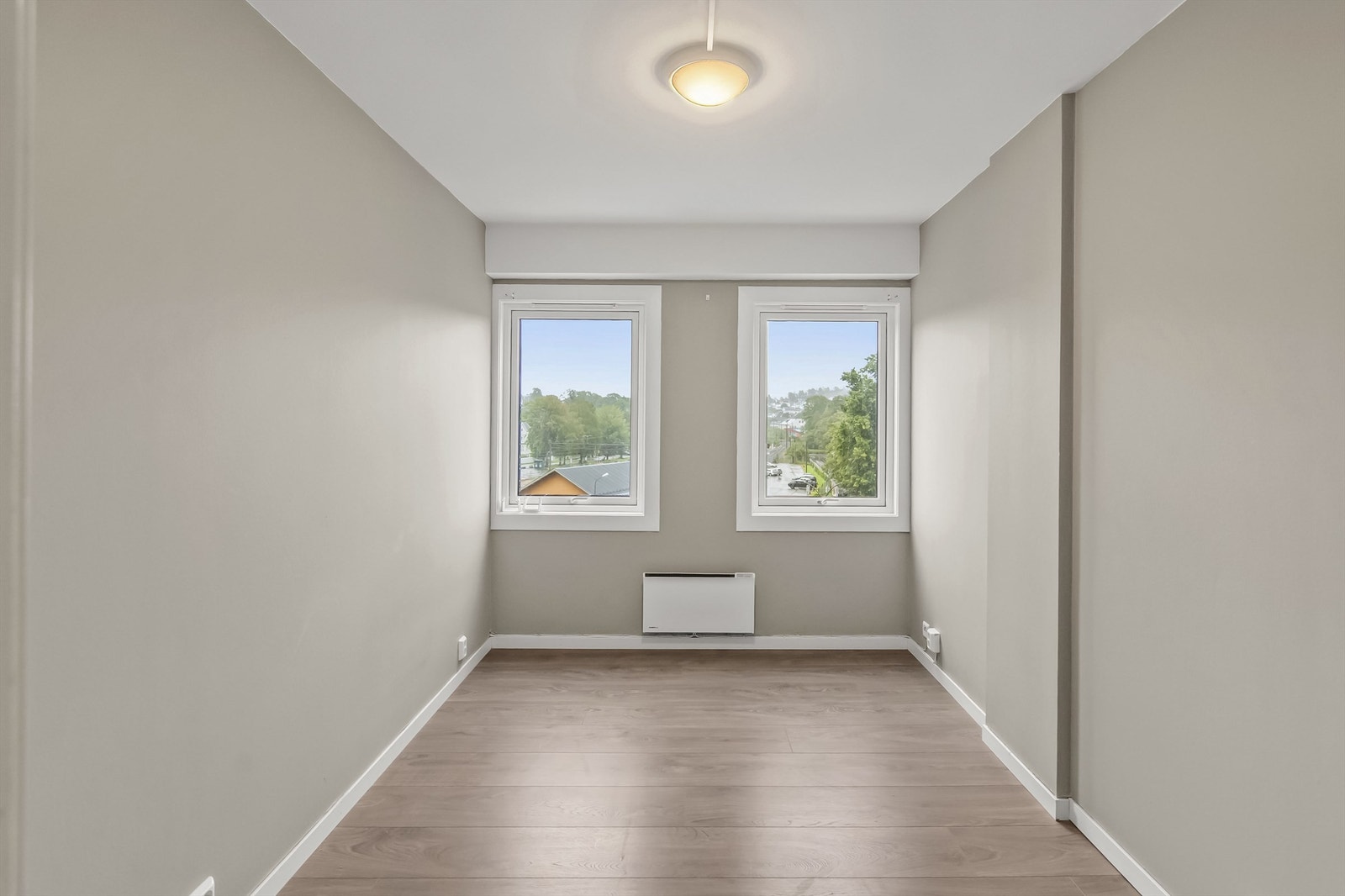 Fin størrelse på soverommet med plass til seng og garderobe Galleribilde