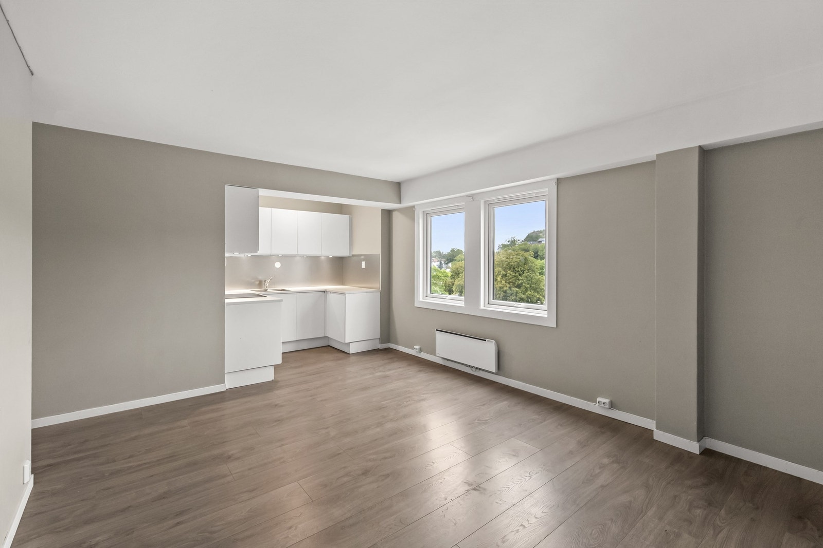 Stue og kjøkken ligger i åpen løsning Galleribilde