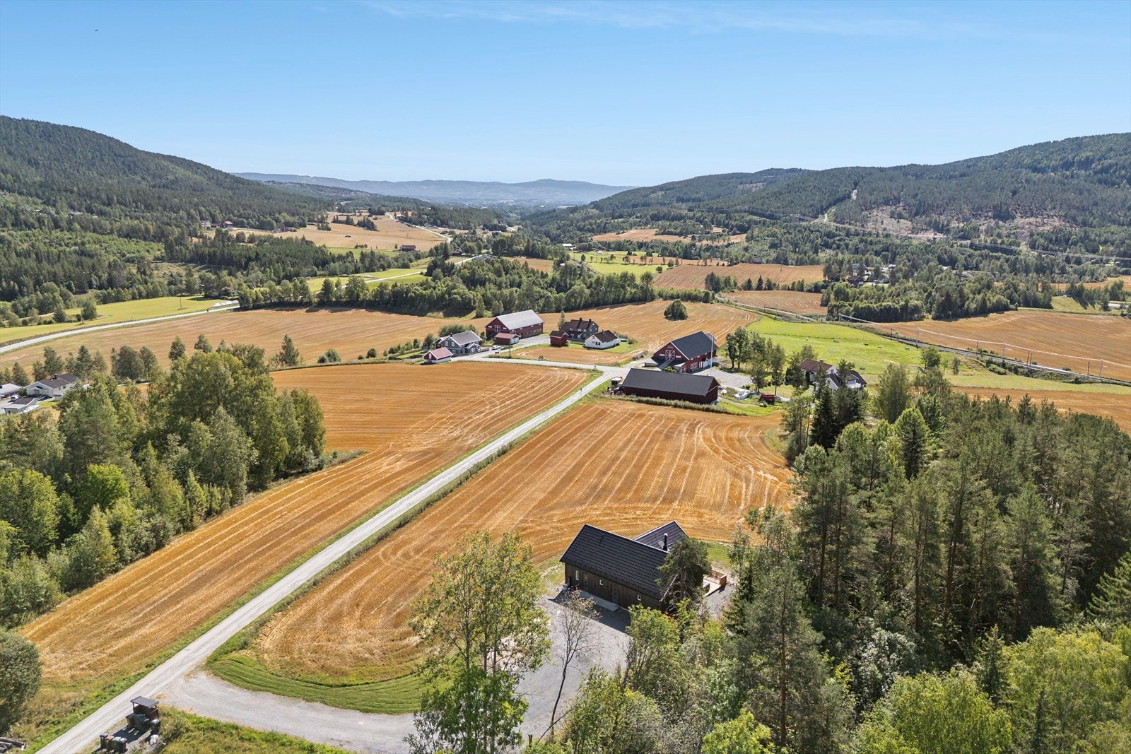 - Eiendommen har en idyllisk og solrik beliggenhet i landlige omgivelser på Veme - Galleribilde