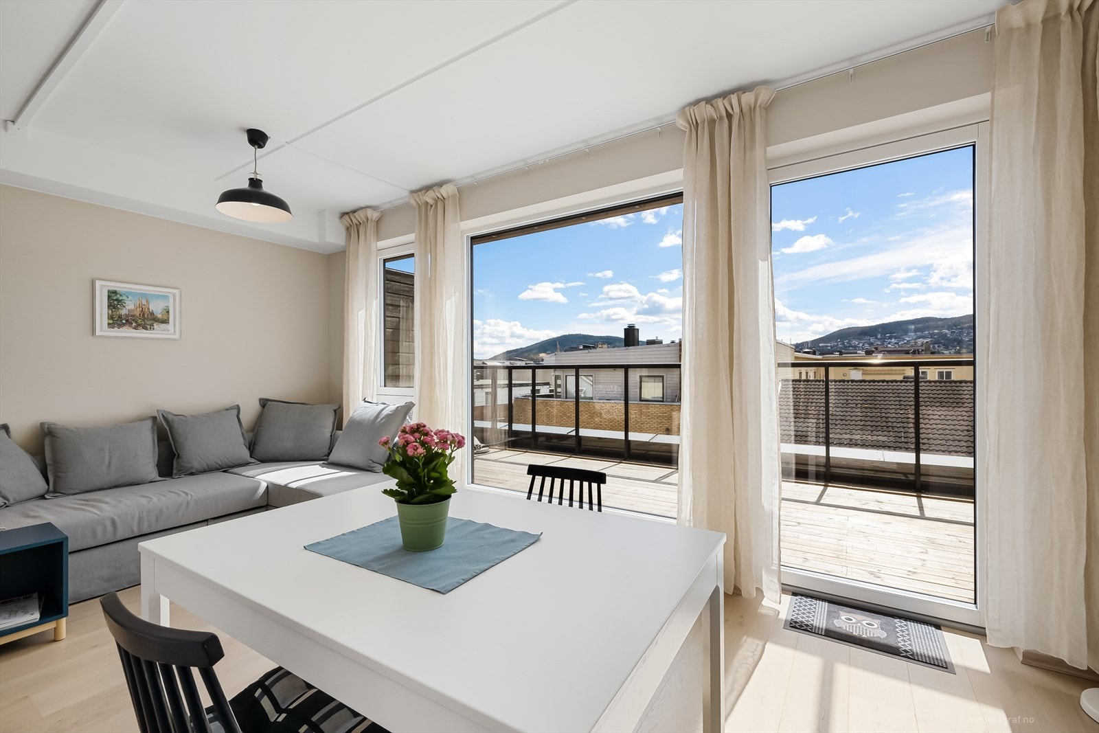 Stuen har store vindusflater som slipper inn godt med naturlig dagslys Galleribilde