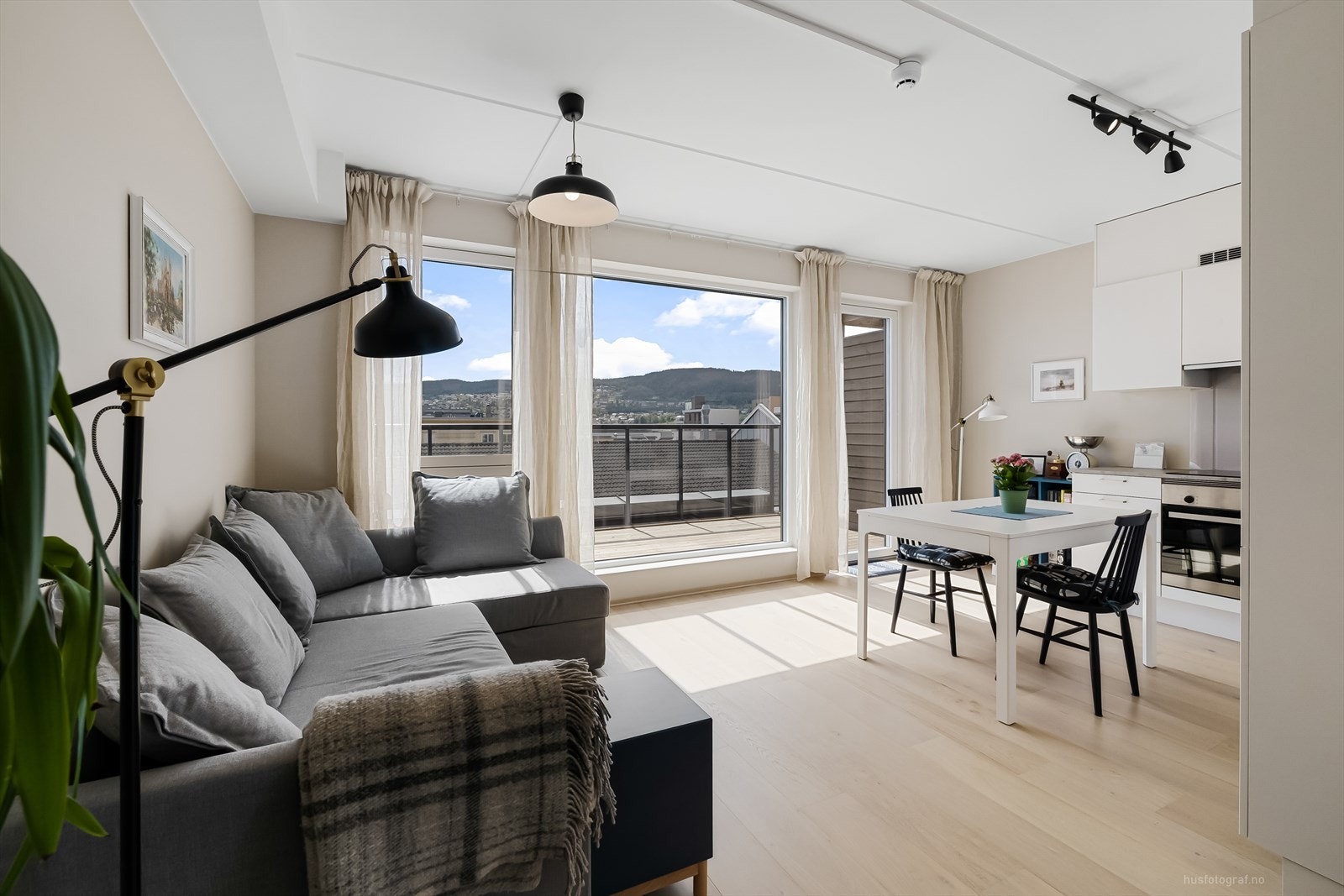 Helt ny og toppmoderne leilighet i 2023 med ca 2,7m takhøyde i stuen, vannbåren varme i gulv, flott 1-stavs parkett og en fin utsikt! Galleribilde