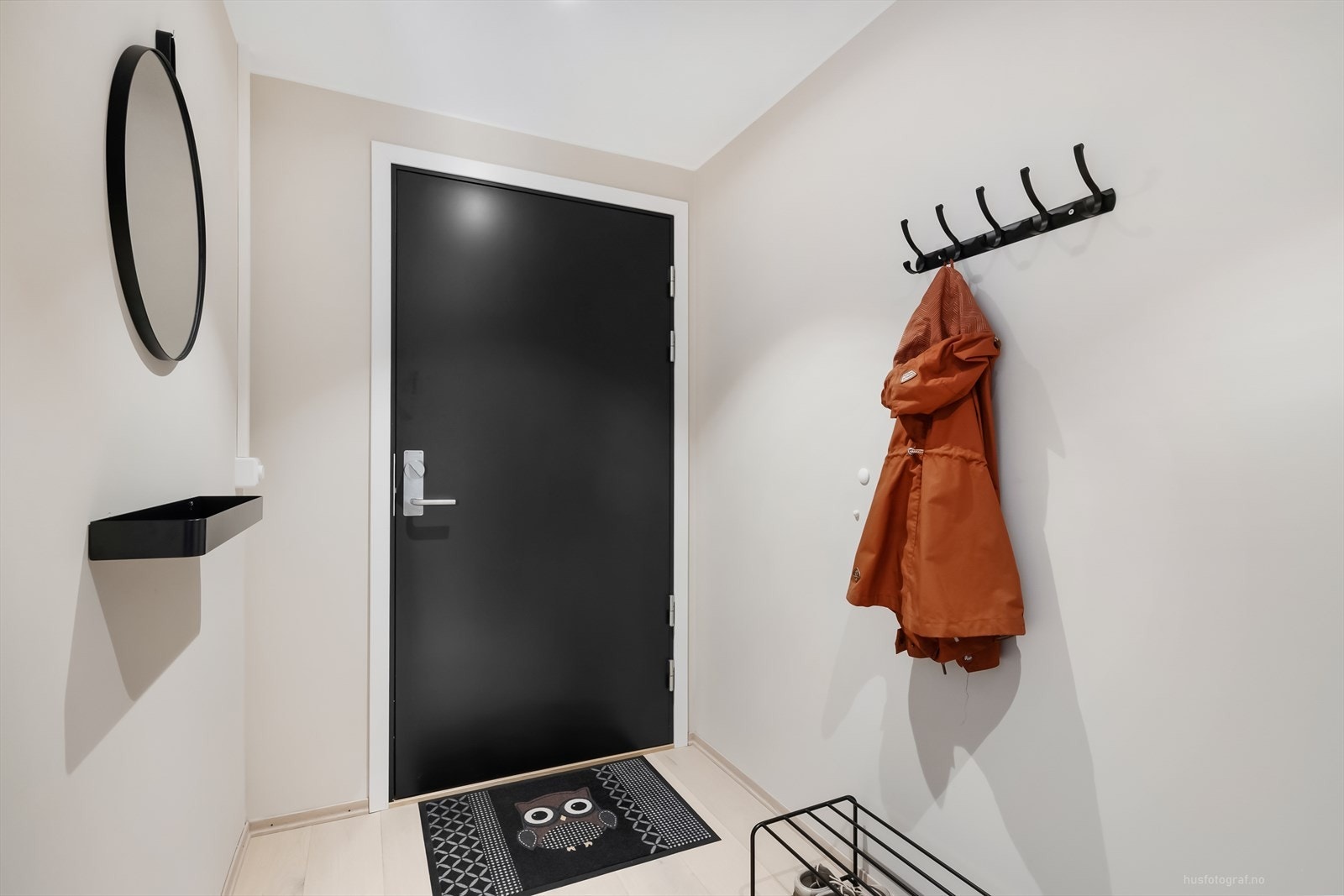 Velkommen inn! Døren er utstyrt med en smartlås som kan åpnes ved en app Galleribilde