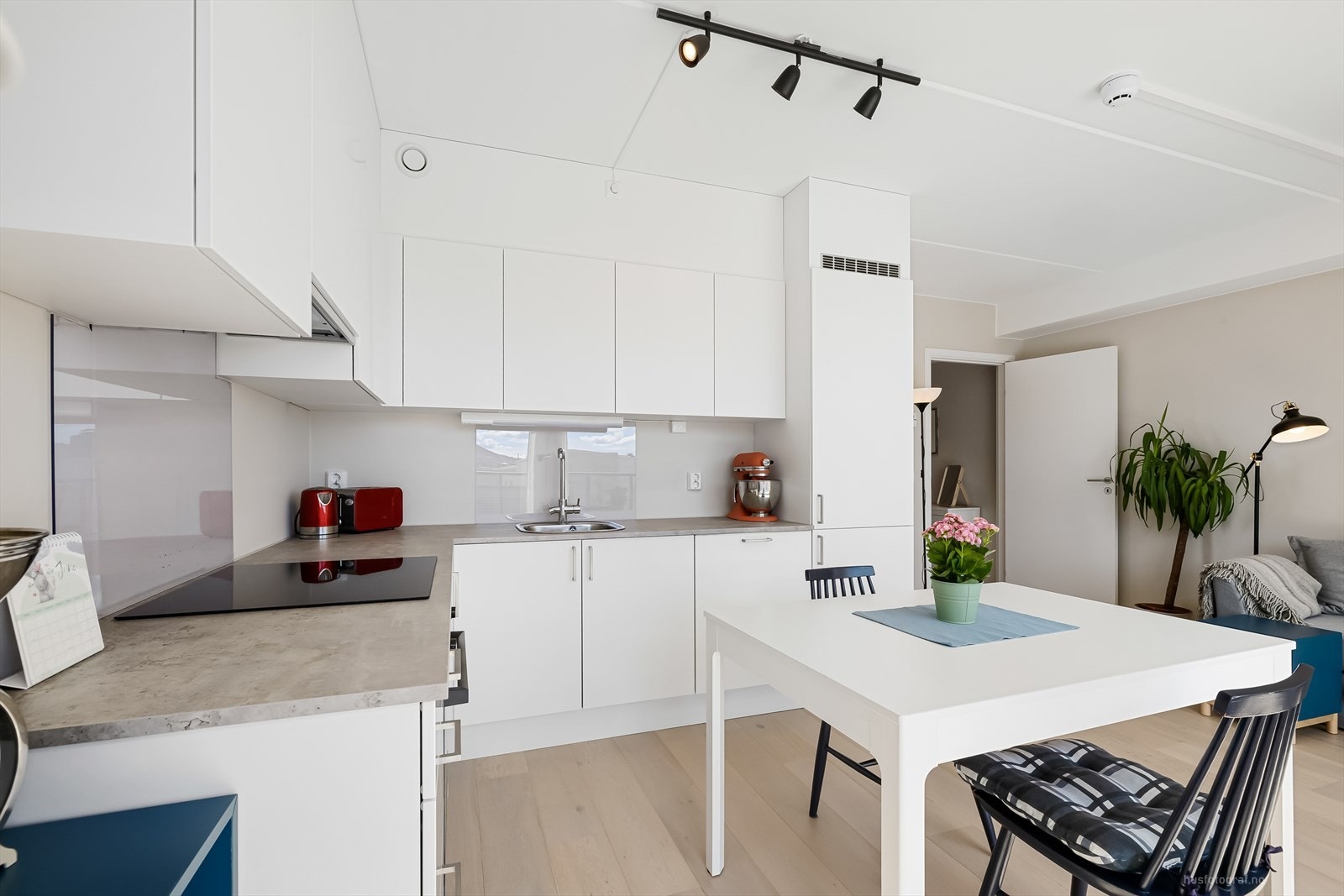 Tidløst kjøkken med glatte fronter og benkeplate i laminat Galleribilde