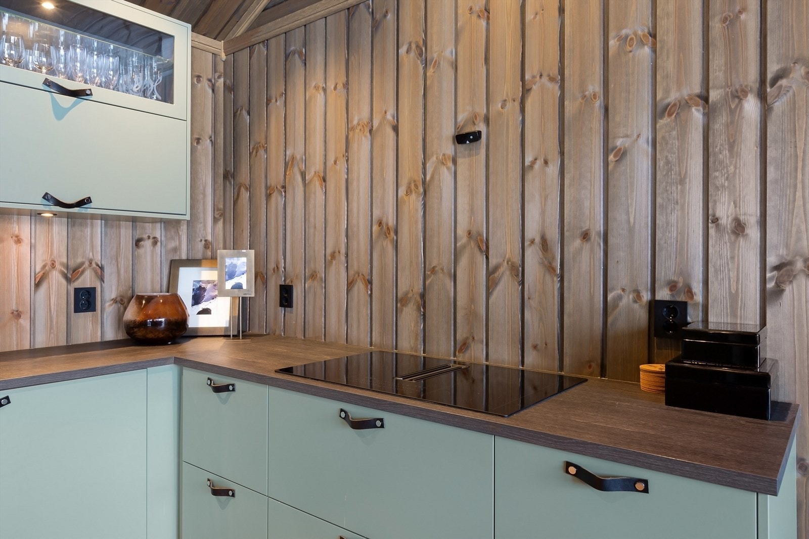 Velutstyrt kjøkken - En arbeidsvennlig utforming med god skapplass Galleribilde