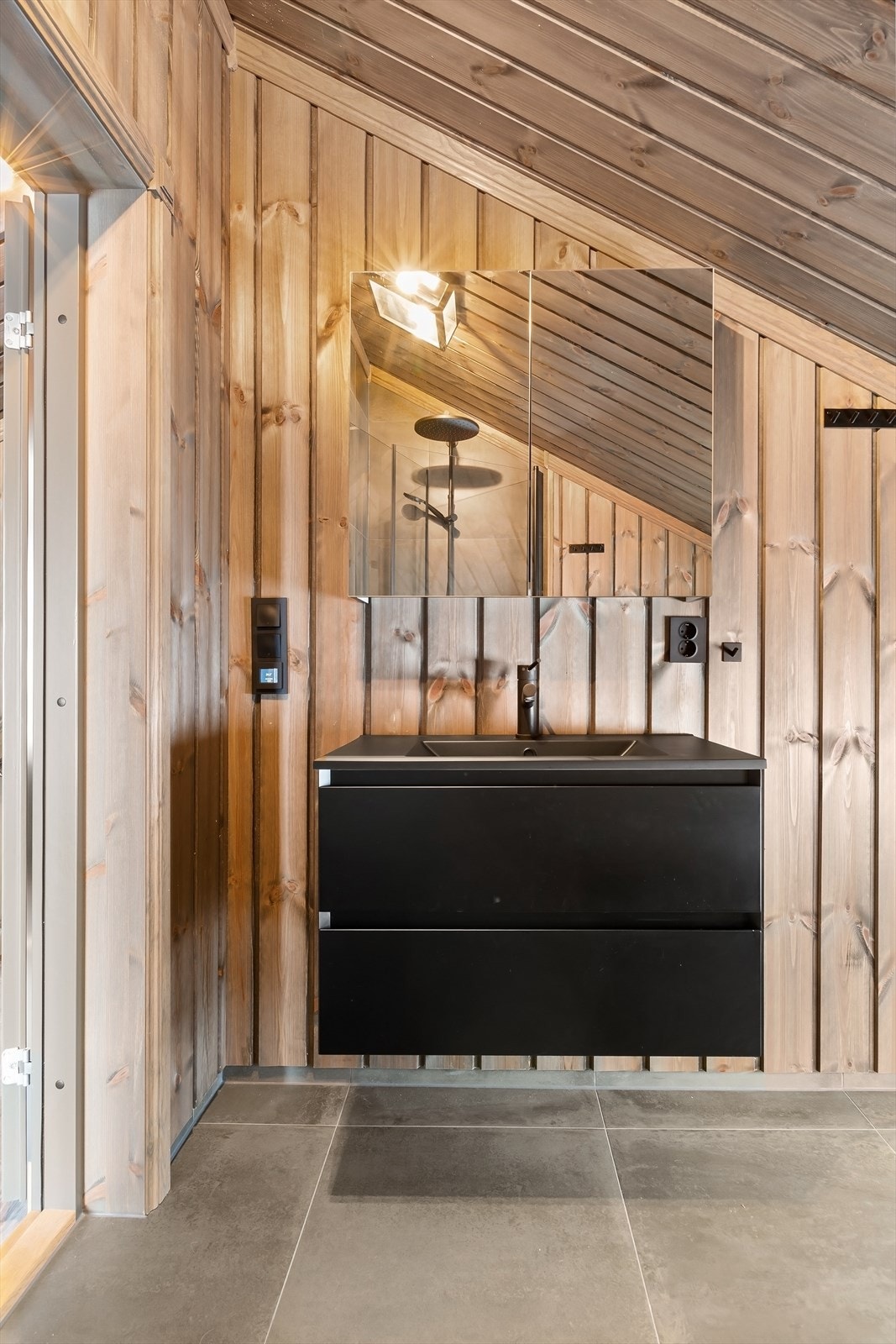 Et kompakt, men funksjonelt bad som utnytter plassen godt Galleribilde