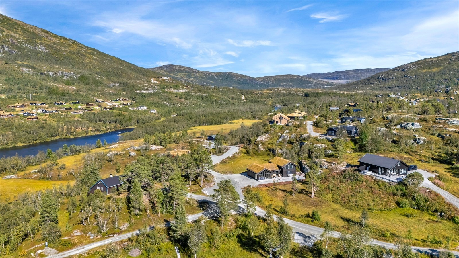 Nærmeste tettsted er Eidfjord, som ligger omtrent 30 minutters kjøretur fra eiendommen Galleribilde