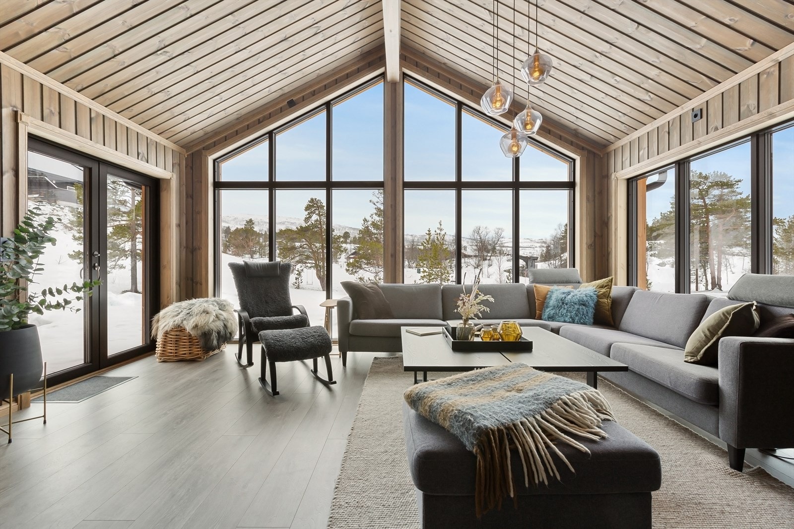 Romslig stue med åpen himling og smakfull innredning Galleribilde