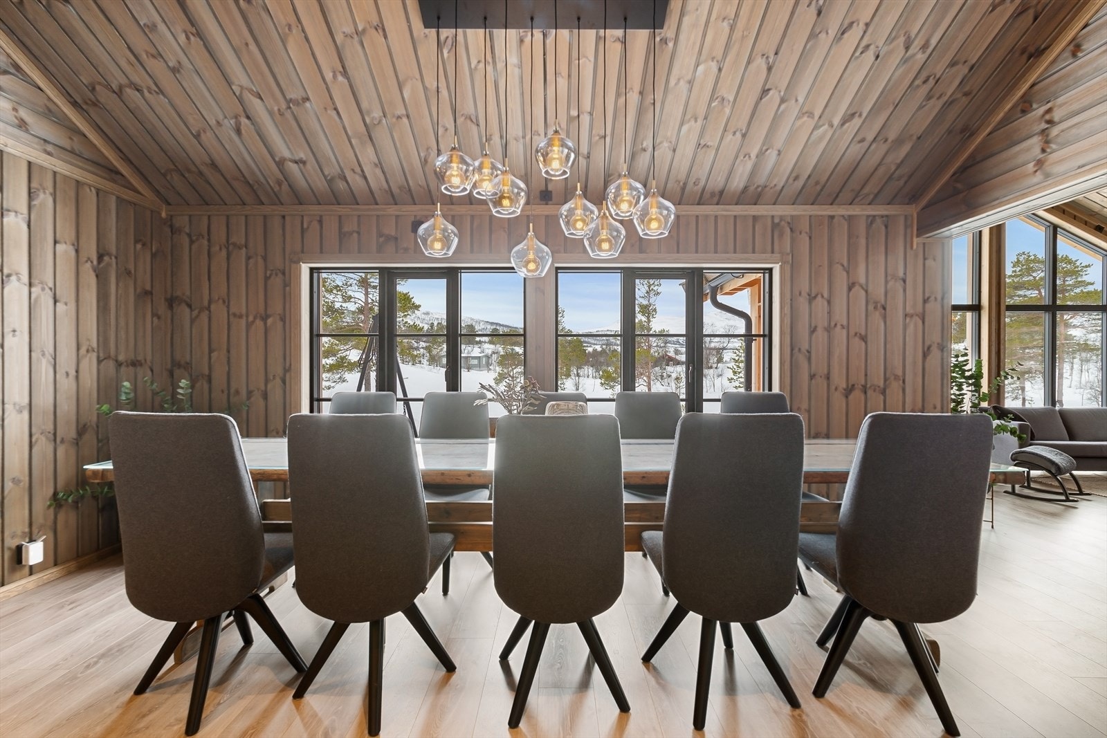 Romslig plass til store måltider og hyggelige stunder Galleribilde