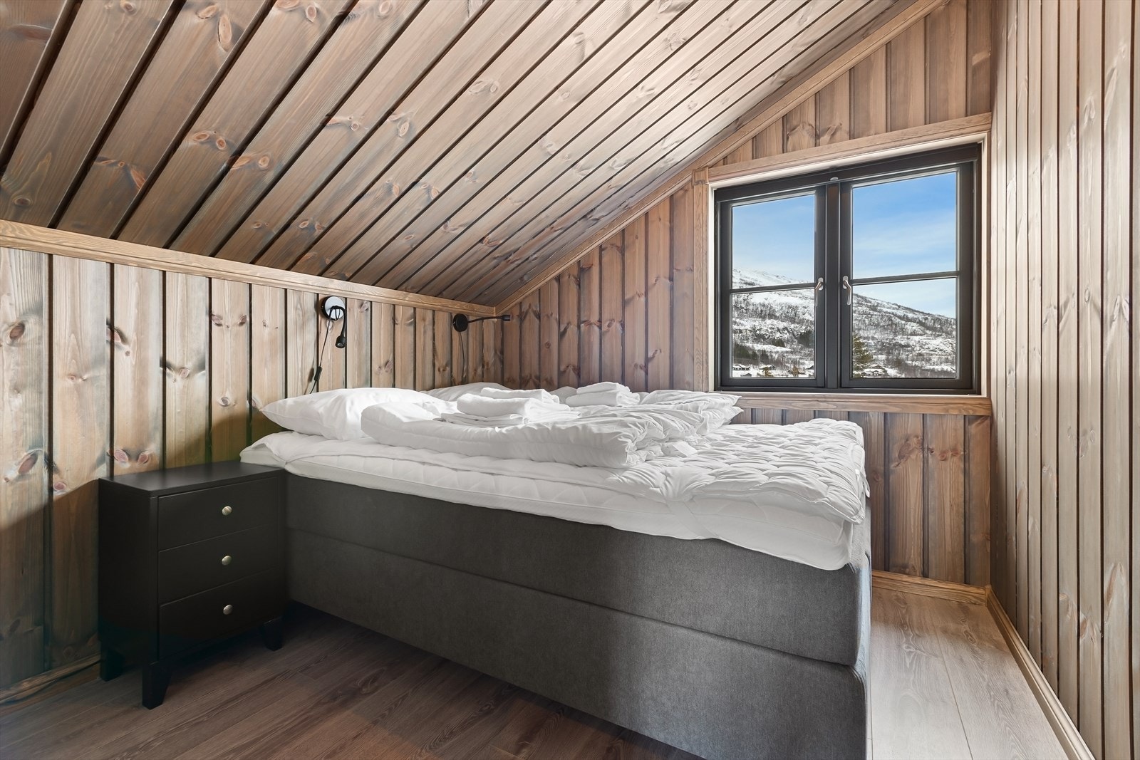 Loftsetasjen består av tre romslige soverom Galleribilde