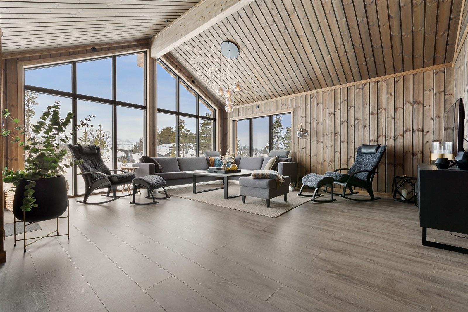 Store vindusflater rammer inn fjellandskapet og slipper naturen inn Galleribilde