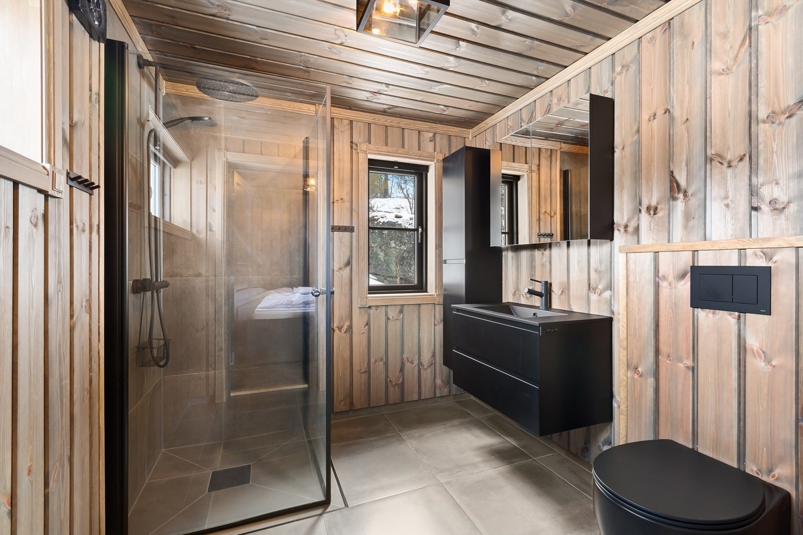 Baderommene på hovedplanet er moderne og stilrene baderom som kombinerer naturlige materialer med eksklusive detaljer Galleribilde