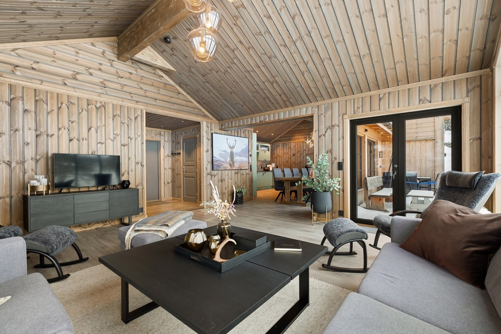 Interiøret kombinerer tradisjonelle materialer med moderne uttrykk Galleribilde