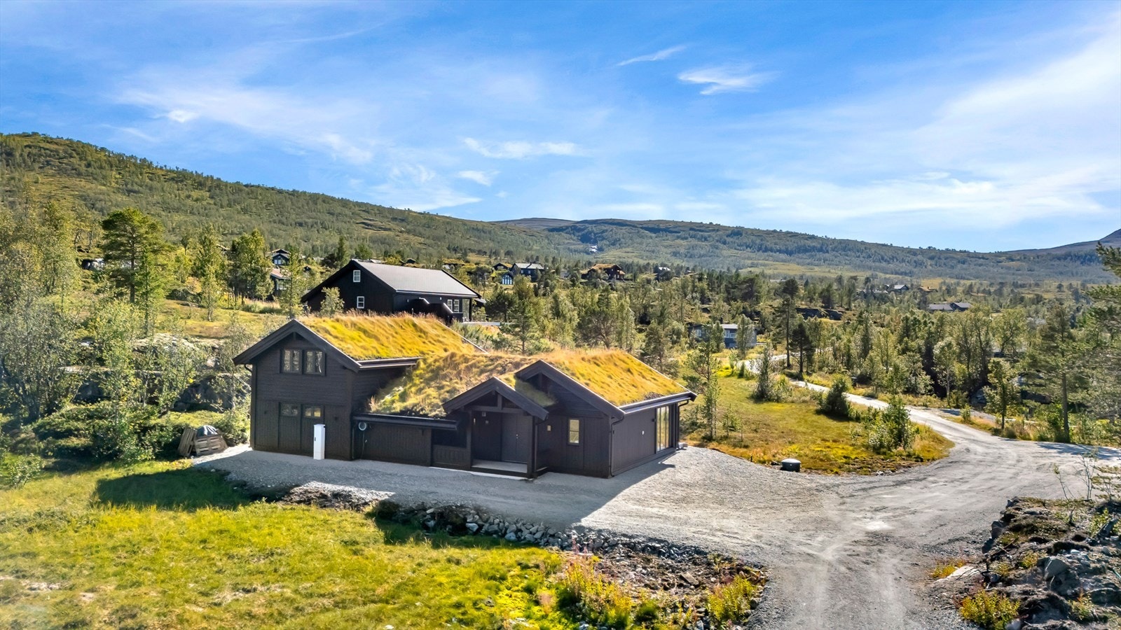 Overbygd inngangsparti med kraftig dobbeldør gir et solid førsteinntrykk Galleribilde