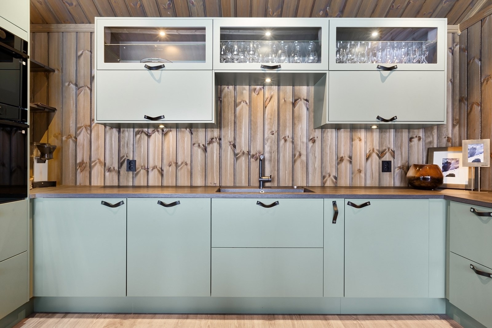 Hyttekjøkken i gjennomført stil - Klassiske materialer møter moderne fargevalg Galleribilde