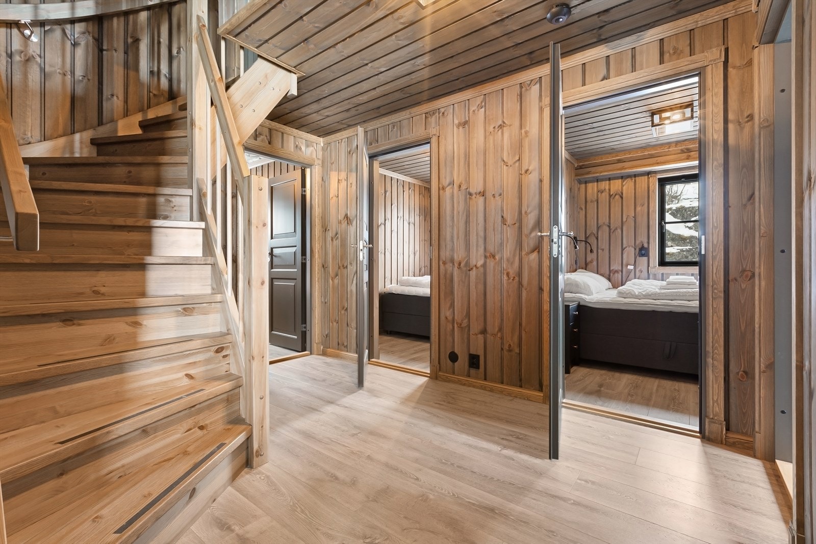 Egen soveromsfløy hvor man finner to av hyttens baderom samt fire soverom Galleribilde