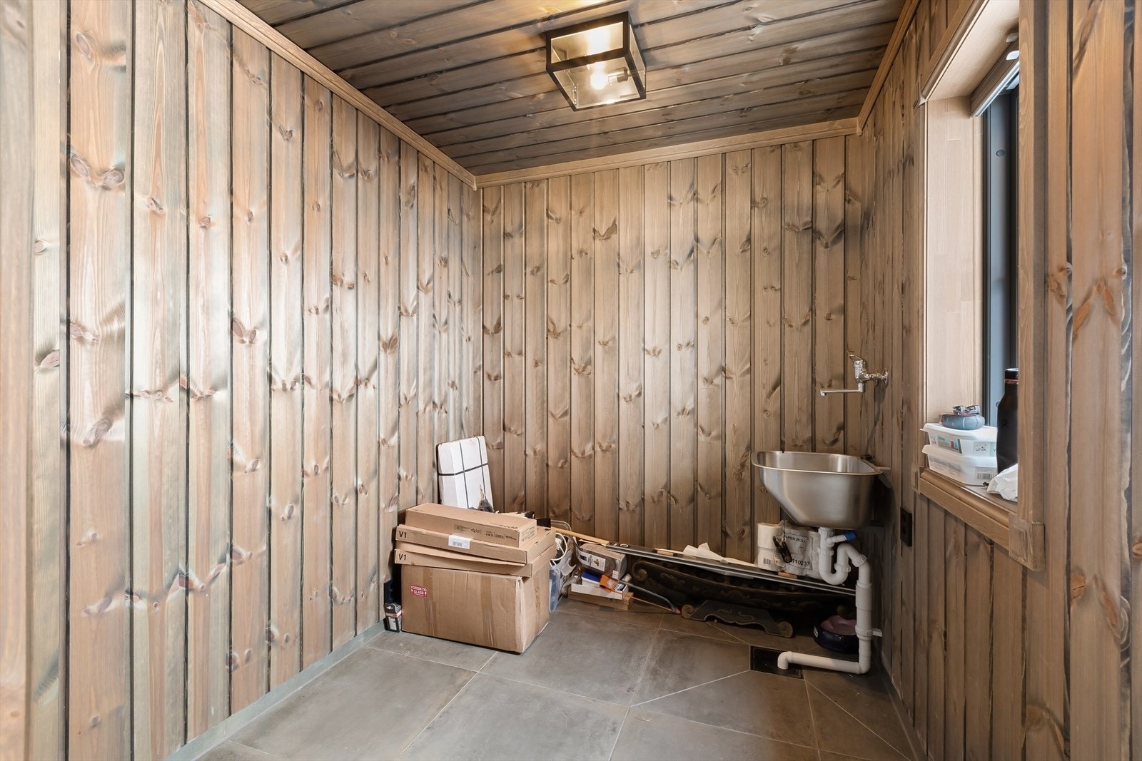 Praktisk romslig bod rett ved inngangen Galleribilde