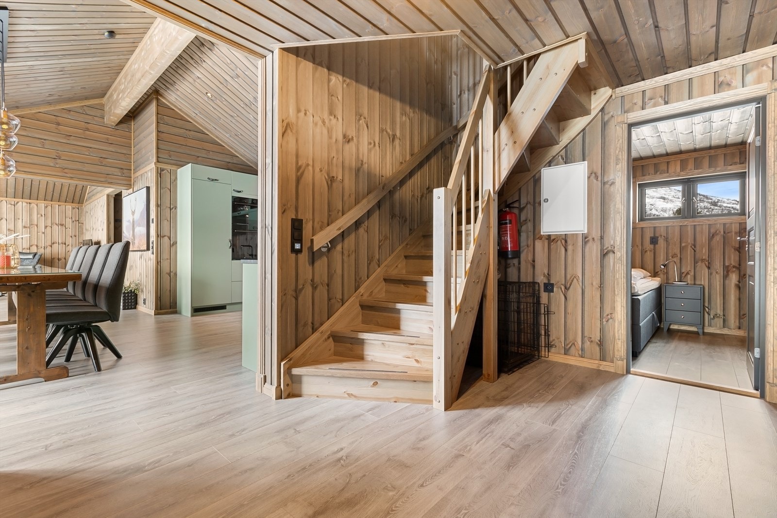 Trapp til loftet - En stilren overgang til hyttens andre etasje Galleribilde
