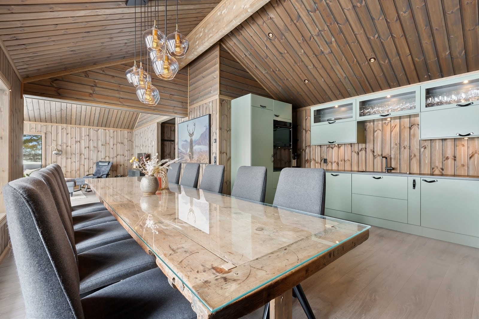 Langbord med fjellutsikt - En stemningsfull spiseplass med panoramavinduer Galleribilde