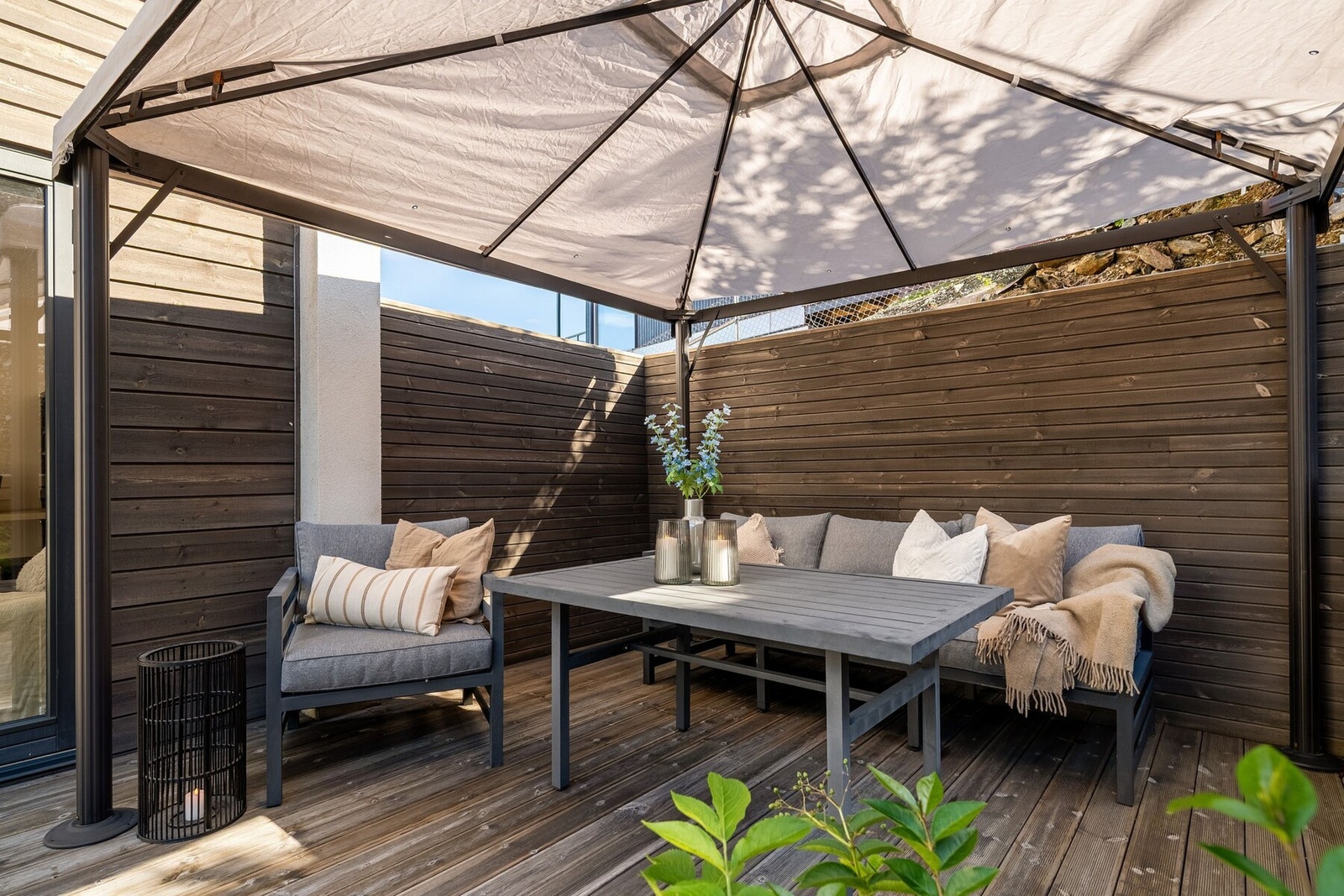 Velkommen til Sveberg og Sveabakken 18 - En prisvinnende funkisbolig med stor takterrasse og fantastisk utsikt. Den lune uteplassen er skjermet og innbydende, med plass til både sofagruppe og spisebord. Her kan man nyte solrike dager eller sene kvelder un Galleribilde