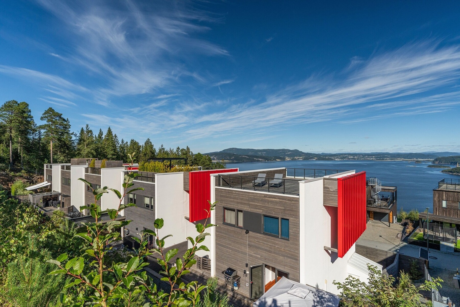 Her er det tilrettelagt for at de minste også skal trives i nabolaget med opparbeidelse av lekeplass med ulike aktiviteter. Galleribilde