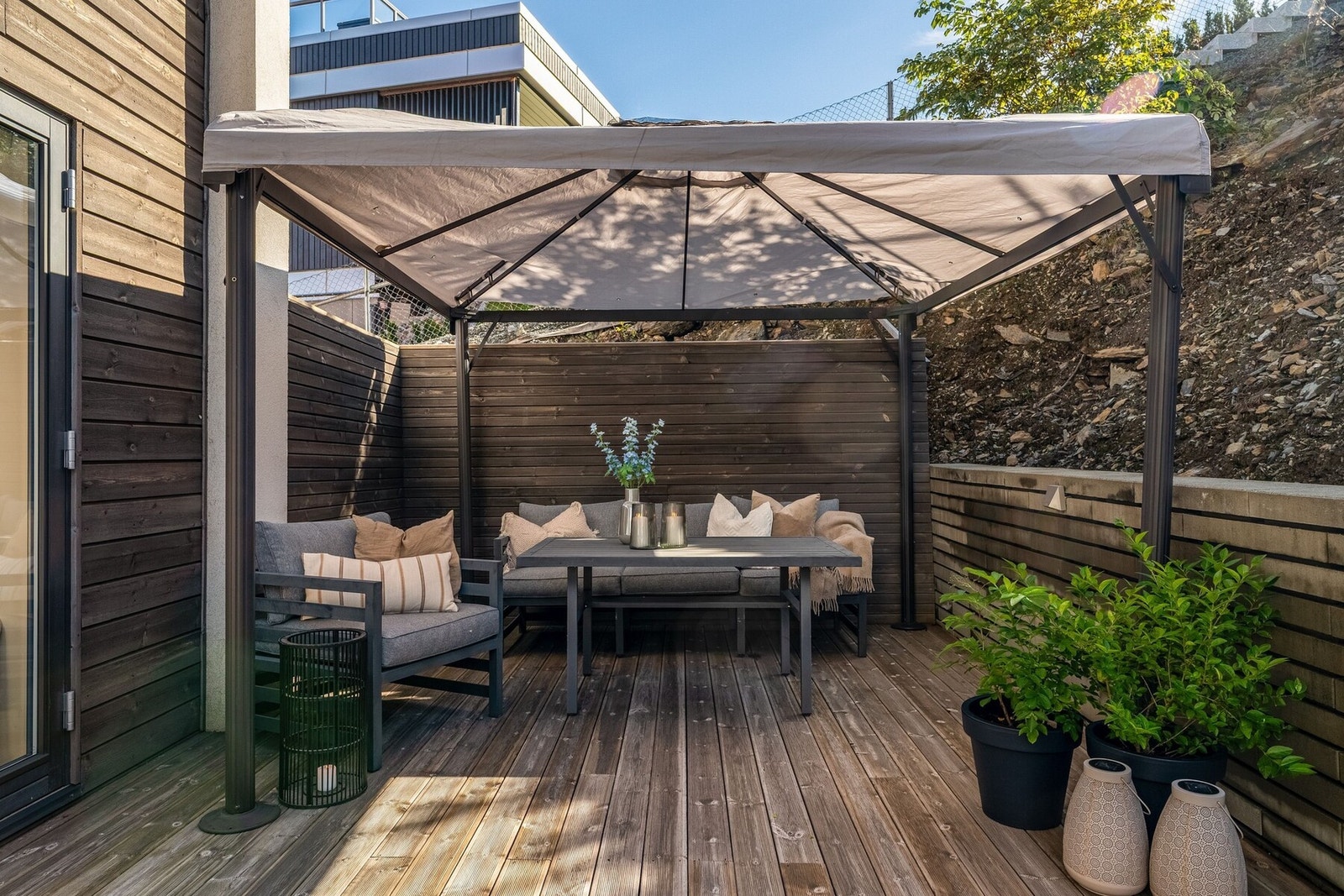 På baksiden er det en romslig og skjermet terrasse på hele 40 m² opparbeidet med mur med belysning som sørger for hyggelig stemning. Galleribilde