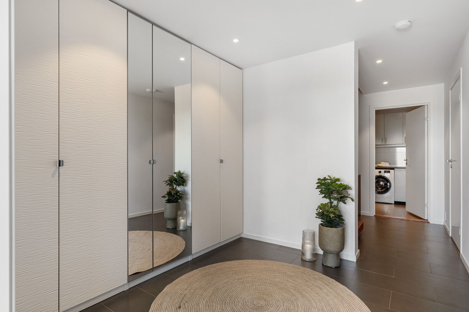 Boligen entrés inn i en stor gang på 15,5 m². Garderobeskapet har god plass til ytterklær og sko, dette medfølger handelen. Galleribilde