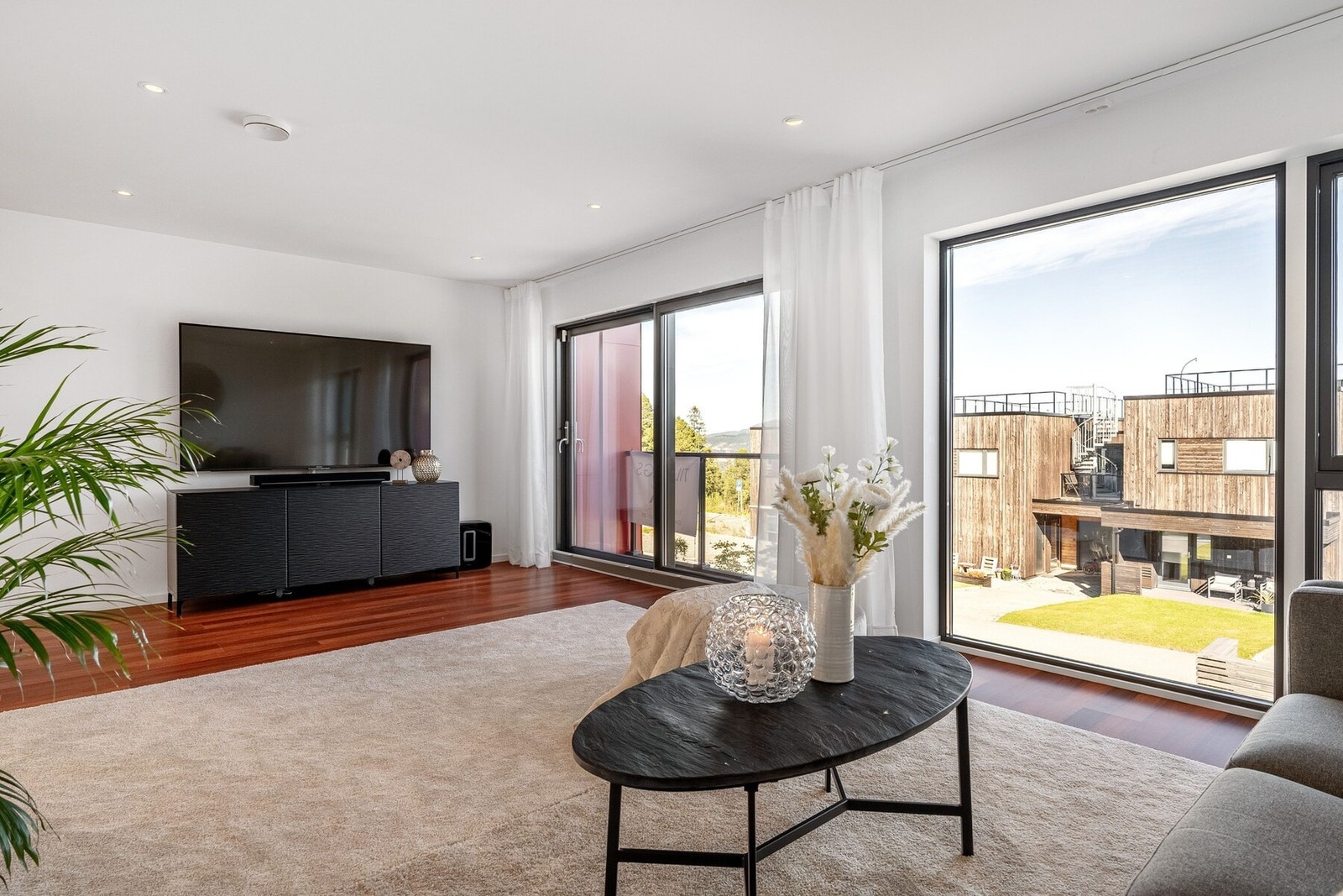 Vindusflater av generøs størrelse som slipper inn godt med naturlig belysning. Utgang til balkong fra stuen. Galleribilde