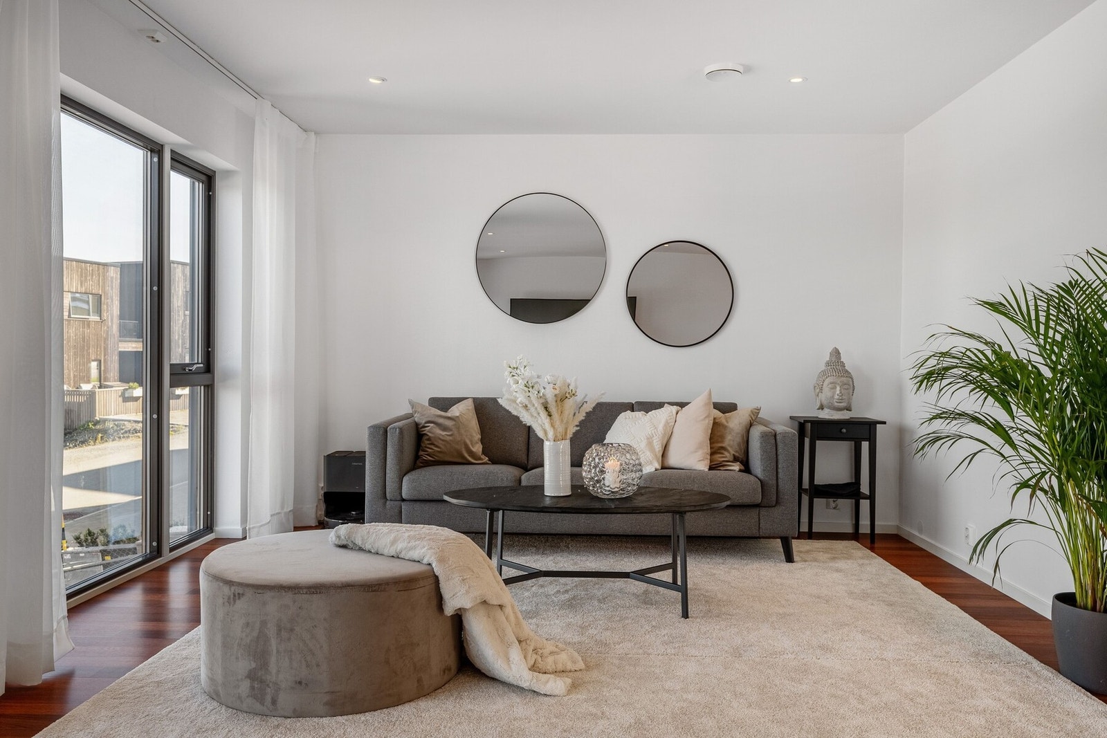 Gjennomgående gode materialvalg med parkett på gulv, downlights i himling og store vindusflater som gir et moderne uttrykk. Galleribilde