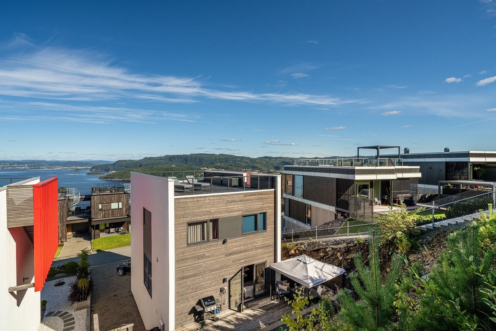 Boligens energikilder er elektrisk via panelovner/varmekabler og varmepumpe. Balansert ventilasjon. Galleribilde