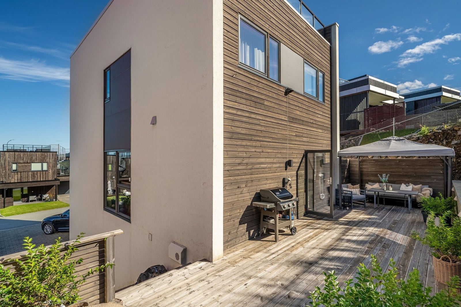 Fra terrassen har man adkomst ned til den pent stenlagte og lyssatte gårdsplassen. Galleribilde