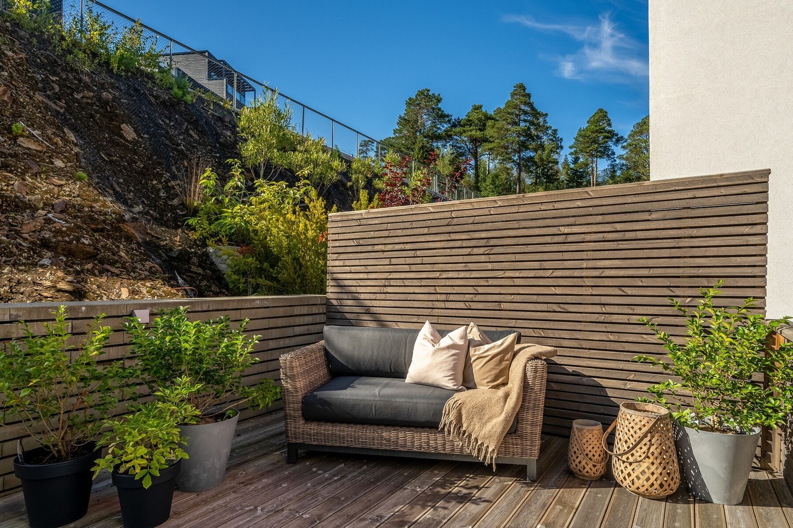 Den lune uteplassen er skjermet og innbydende, med plass til både sofagruppe og spisemøblement. Her kan man nyte solrike dager eller sene kvelder under paviljongen Galleribilde