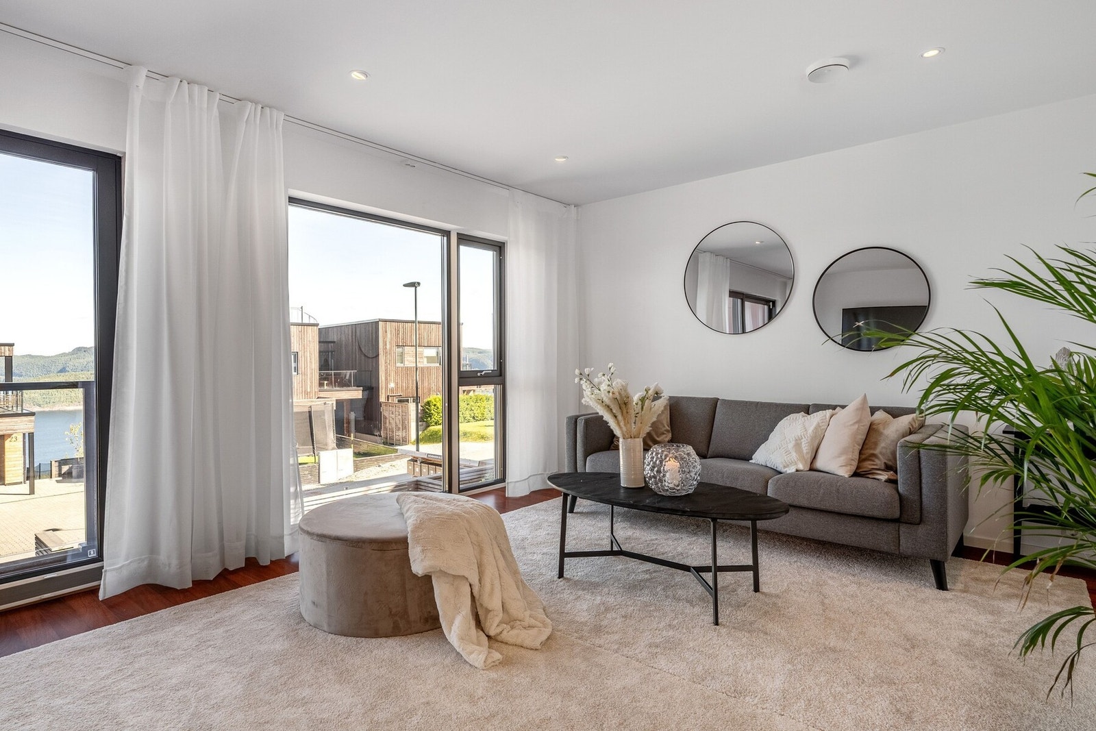 Hjertet i boligen er et oppholdsrom delt inn i flere soner med stue og kjøkken på til sammen 51,4 m². Galleribilde