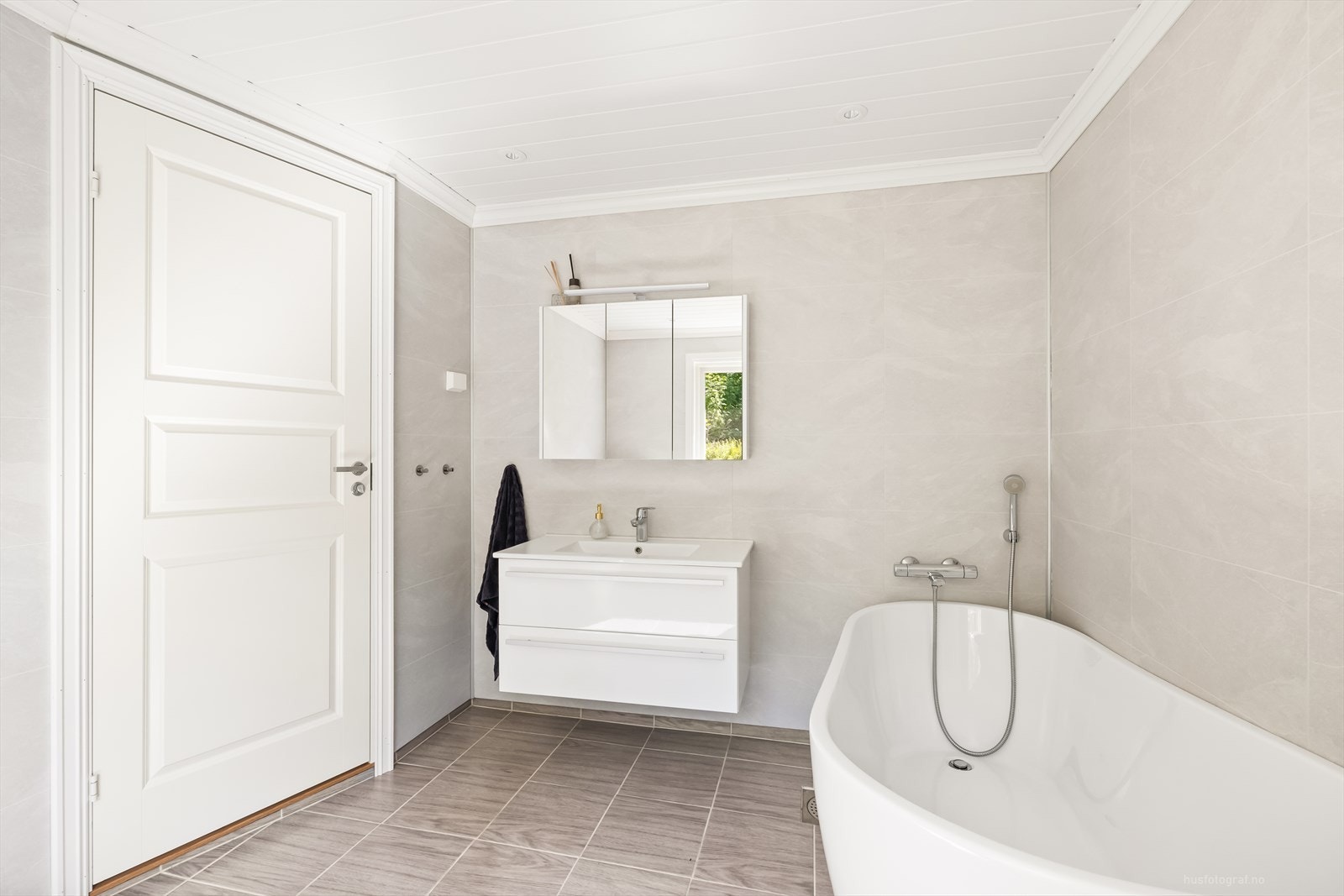 Badet er moderne og av god størrelse Galleribilde