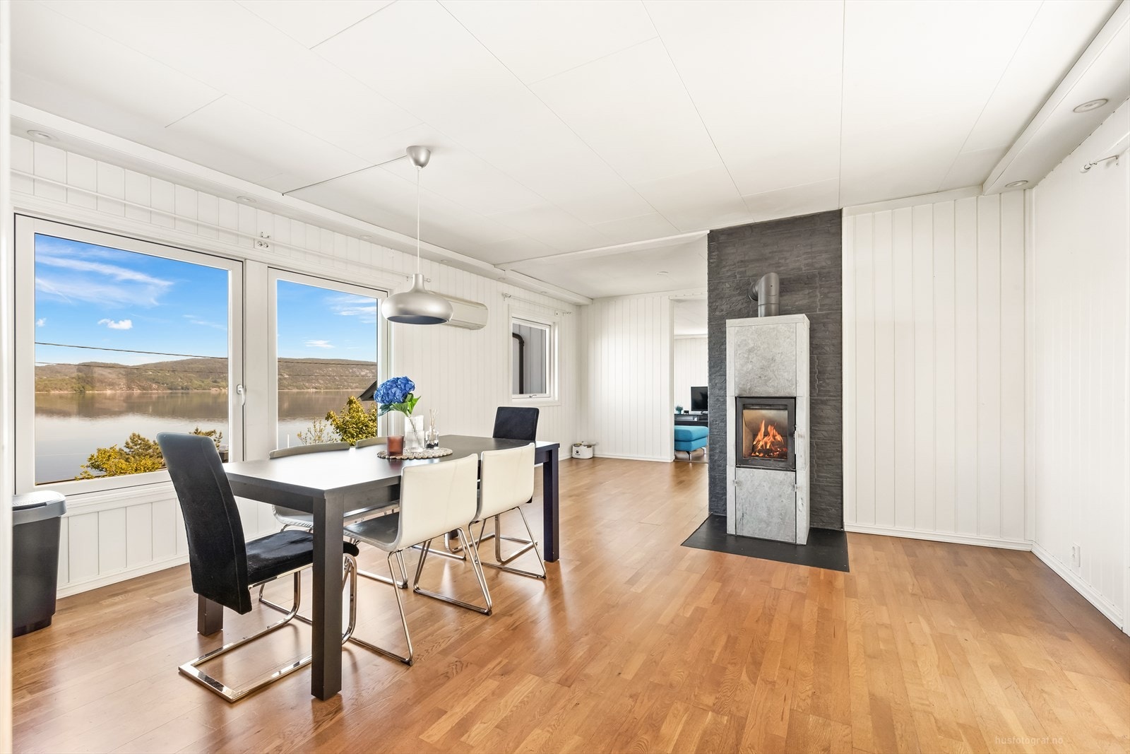 Spisestue med peisovn Galleribilde