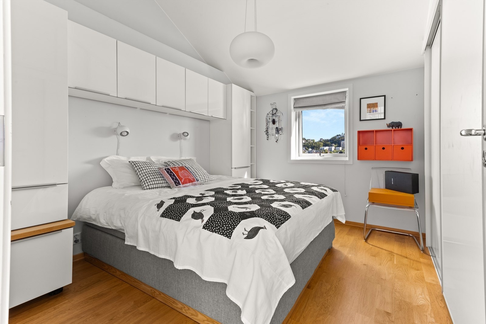 På soverommet er det god plass til skyvedørsgarderobe, samt flere hyller og skap for ekstra lagringsplass Galleribilde