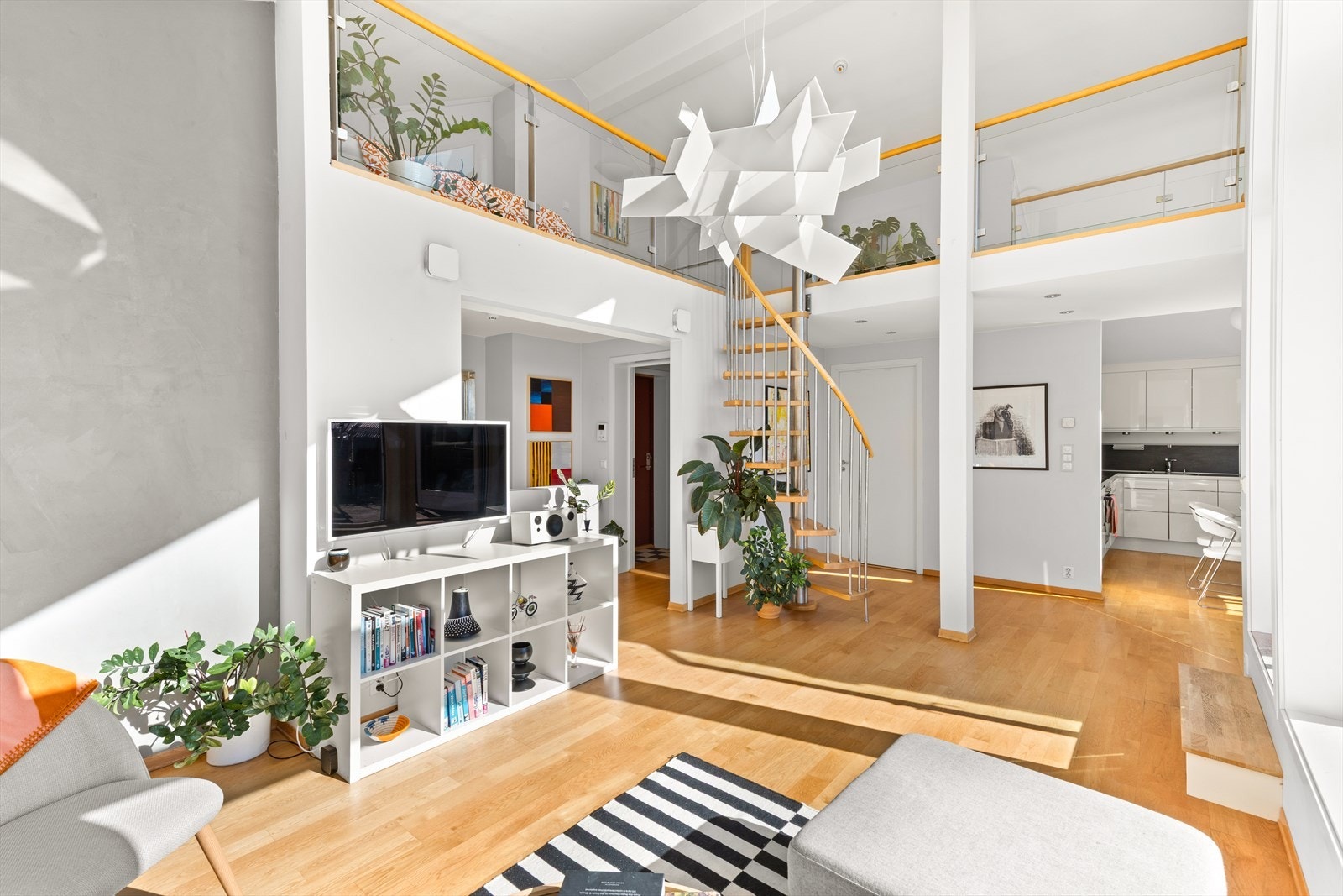 Den hyggelige stuen har en flott planløsning som gir mange muligheter for møblering etter eget ønske Galleribilde